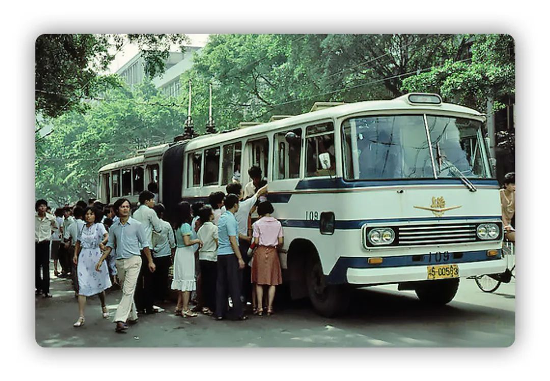 大约在上世纪60年代,广州市电车公司运营的无轨电车线网建成通车.