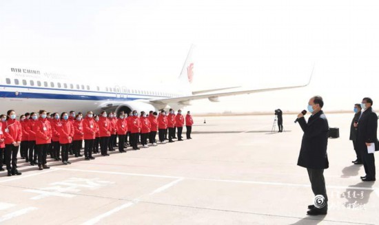 致以崇高敬意表示诚挚感谢 石泰峰到机场迎接内蒙古支援湖北医疗队凯旋