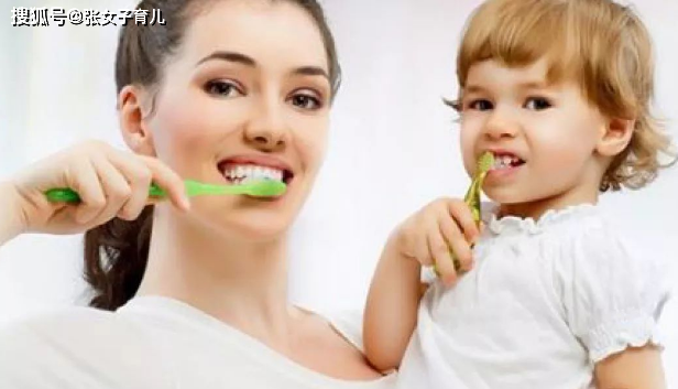5岁以内小宝宝，最好别让他们独自刷牙，父母要做好监护工作