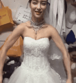 搞笑GIF趣图:新娘子，这件婚纱真的不合身，还是换一套吧！ _段子