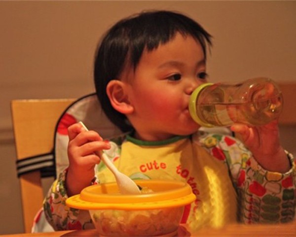 「孩子」3个时间也别喂娃喝水，伤脾胃，很多家长不知道宁可让孩子渴着
