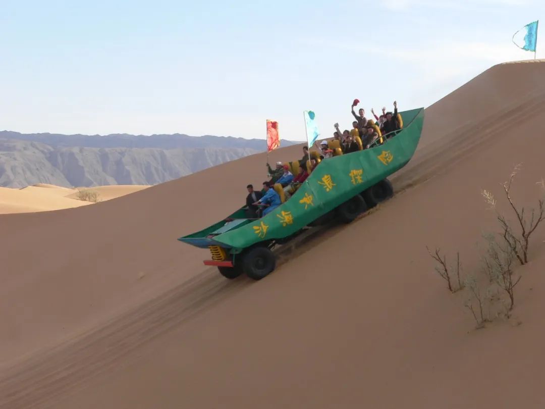 【携程攻略】中卫沙坡头景点,这个冲浪车很刺激，浩瀚沙海任你穿行，蓝天白云之下任你演绎大漠豪情…