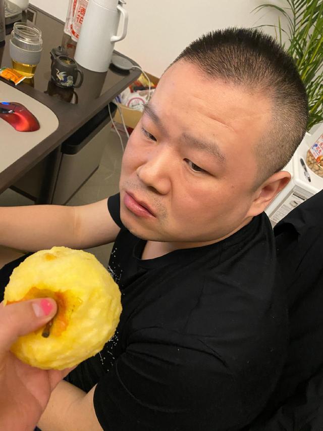 岳云鹏晒帅照庆35岁生日，老婆拆台生日日期都搞