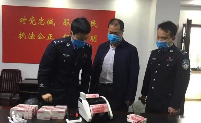 广西南宁：市民家中95万现金被盗嫌疑人用书包把钱背走