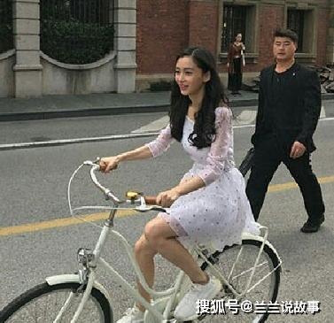 baby骑脚踏车被偷拍，保安出镜2秒走红，这颜值比