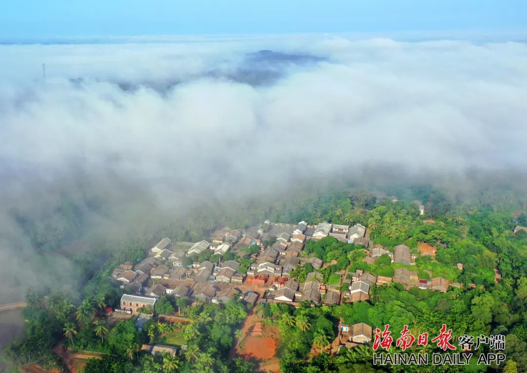 清晨大雾中的历史文化名村——海南定安县龙湖镇高林村.
