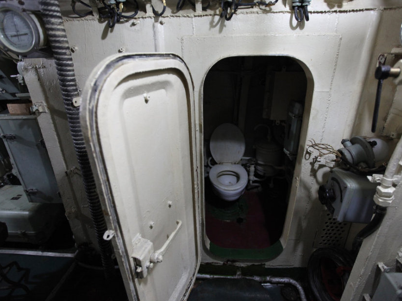 士兵在潜艇里上厕所看报纸,千万不要用它擦屁股