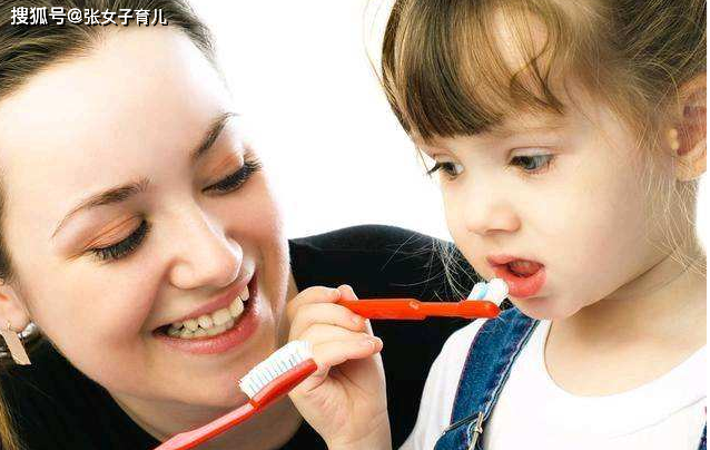 5岁以内小宝宝，最好别让他们独自刷牙，父母要做好监护工作