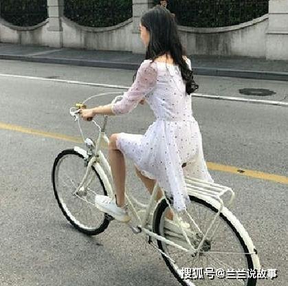 baby骑脚踏车被偷拍，保安出镜2秒走红，这颜值比