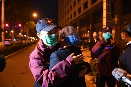 英雄回家，武警护航，交警鸣笛 昨天武汉，太燃了