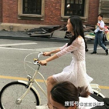 baby骑脚踏车被偷拍，保安出镜2秒走红，这颜值比