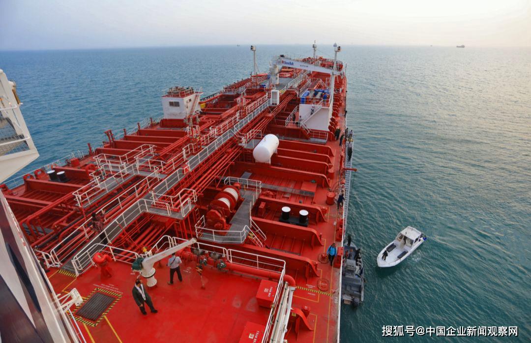油价暴跌！沙特抢租超大运输船 原油运价半月涨4倍