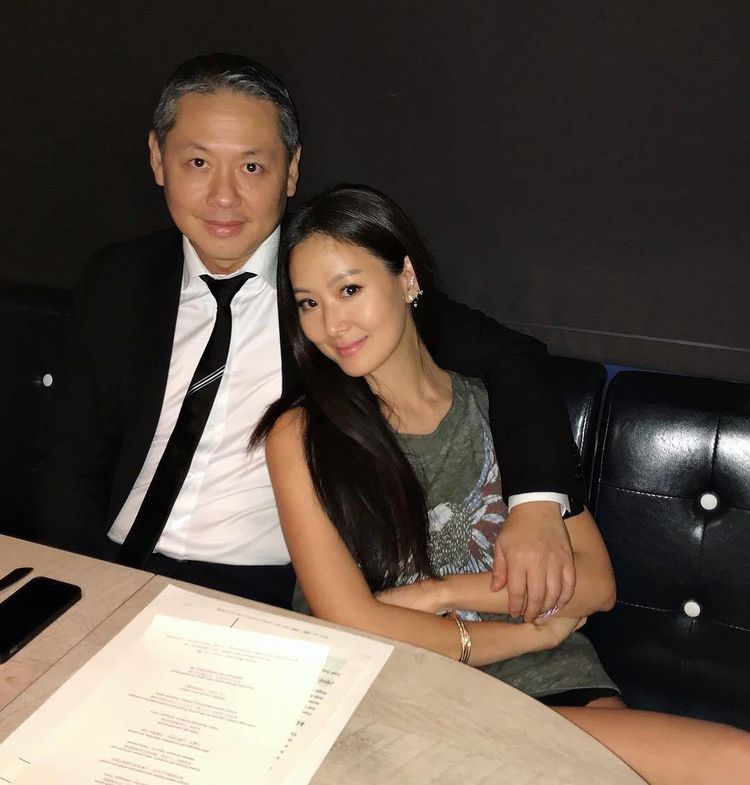 13岁就被富翁盯上, 结婚后一夜得13亿, 如今夫妻同