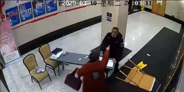 掀桌子打保安4个耳光,女子强闯医院被行拘