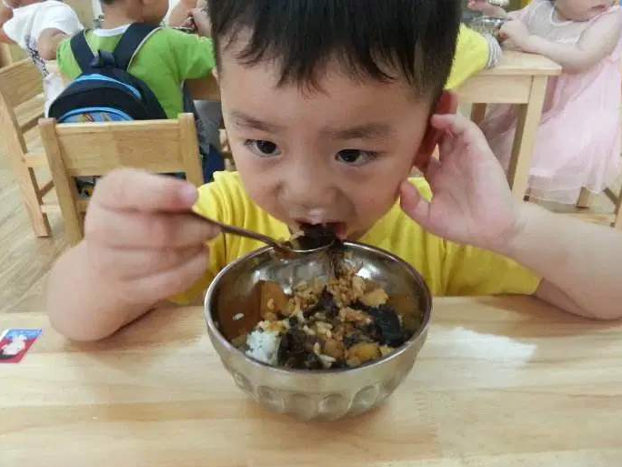 [孩子]3件事不要对孩子做，咳嗽伤脾，家长别大意医生劝告：天气渐暖
