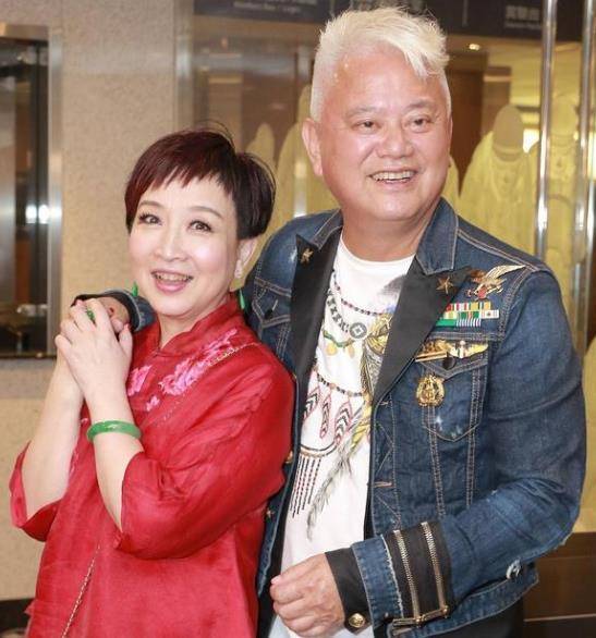 69岁陈百祥从曼谷飞香港,不戴口罩大声说话口沫