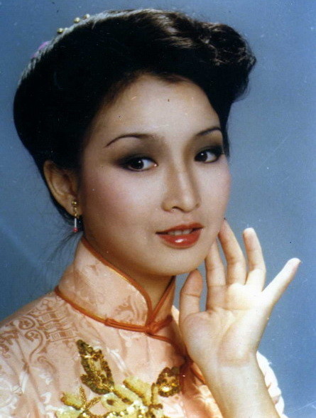 69岁陈百祥从曼谷飞香港,不戴口罩大声说话口沫