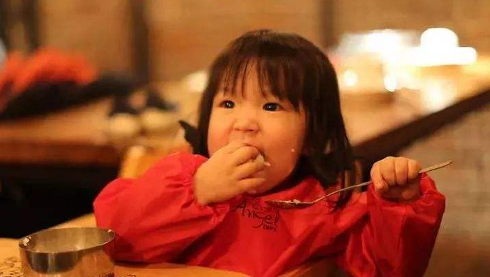 『孩子』表面上很好，却悄悄偷走孩子健康，劝告家长：别再买了4种食物