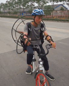 搞笑GIF：大哥这个自行车加速设置真不错呀，这速度得老快了吧_头发
