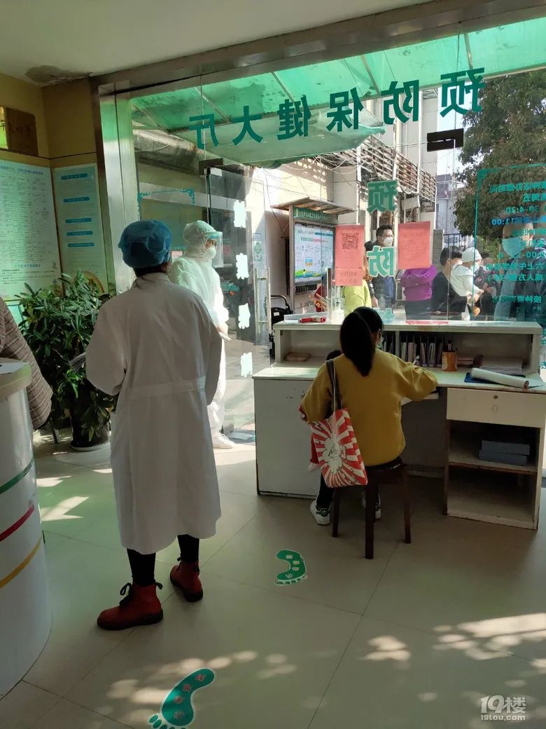 『疫苗』手忙脚乱只能硬扛…带娃打疫苗很窘迫？一个孩子只能一位家长去