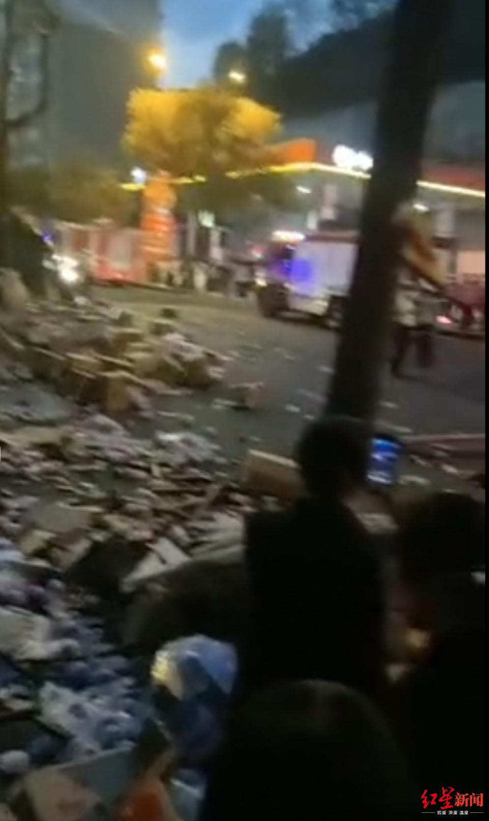 四川攀枝花发生货车侧翻事故，造成1名行人死亡