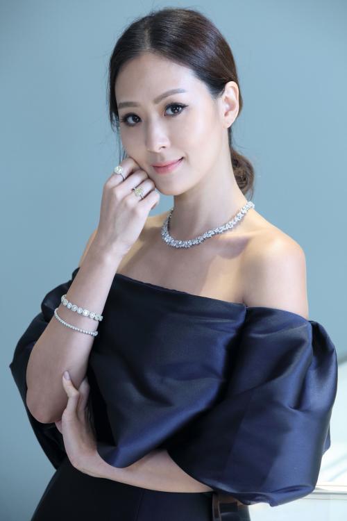 13岁就被富翁盯上, 结婚后一夜得13亿, 如今夫妻同