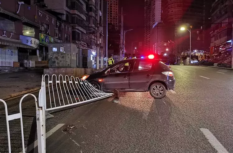 今天凌晨贵阳这里发生车祸