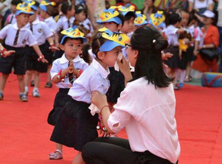 最美女教师走红颜值和气质不输明星网友想重上幼儿园