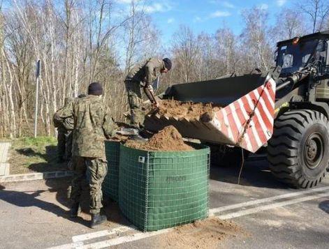 欧盟开始内哄？波兰派兵铲断与德交通，重型装备都用上了20250511