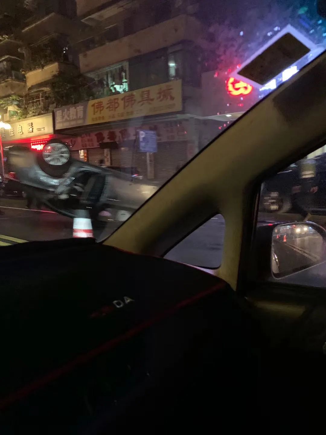 石龙发生一起翻车事故!