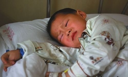 「孩子」家长少对孩子做4件事，易伤脾胃还不发育医生劝诫：娃在睡觉前
