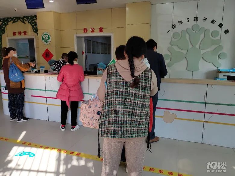 『疫苗』手忙脚乱只能硬扛…带娃打疫苗很窘迫？一个孩子只能一位家长去