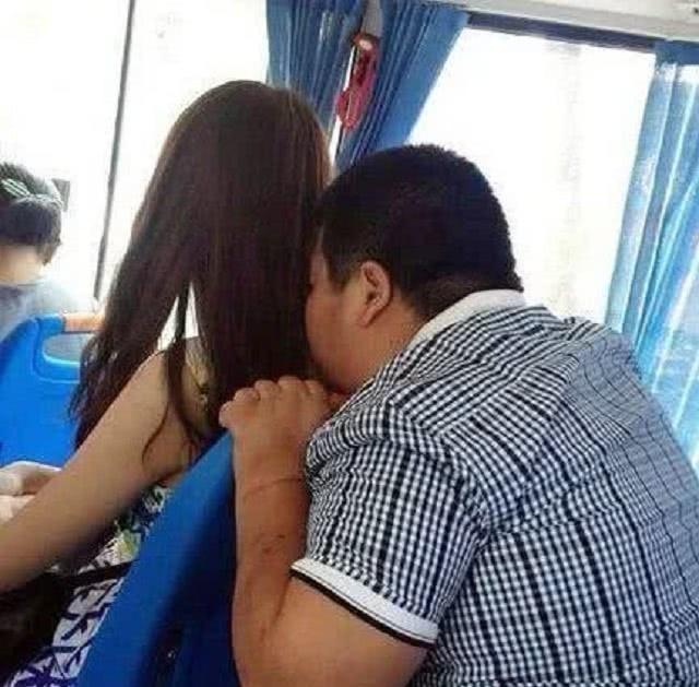 搞笑GIF趣图：大哥，你这样在公交车上闻别人头发，不太好吧！_段子