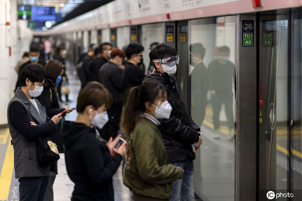 北京地铁客流量回升部分车厢满座乘客自觉分散