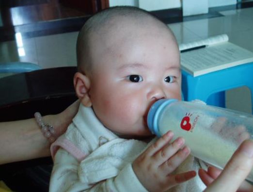 「孩子」家长少对孩子做4件事，易伤脾胃还不发育医生劝诫：娃在睡觉前