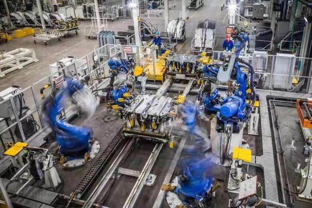 通用设备制造业下降32.5%,农副食品加工业下降35.5%,烟草制造业增长12.7%。从重点产品看,