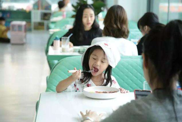 [孩子]3件事不要对孩子做，咳嗽伤脾，家长别大意医生劝告：天气渐暖