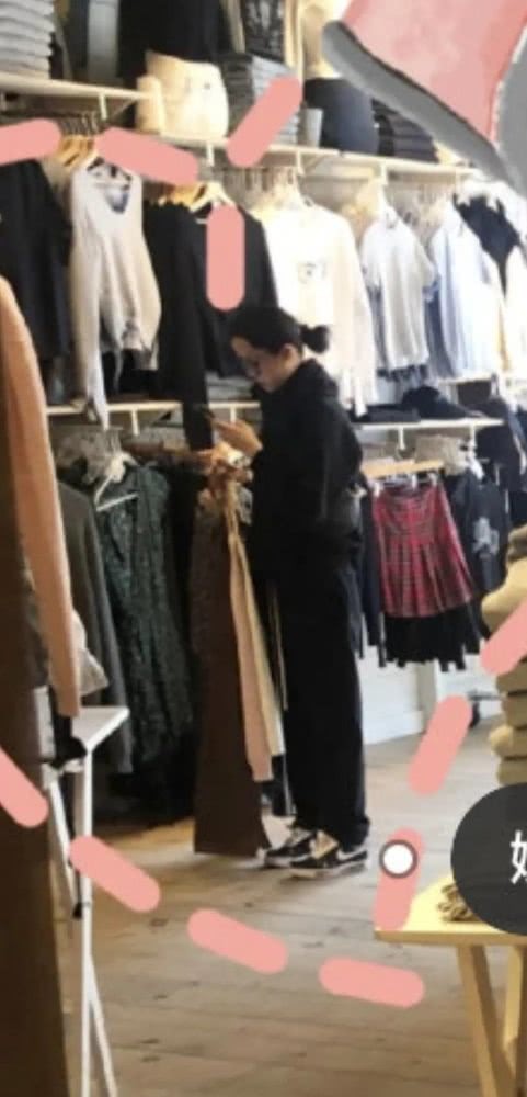 69岁陈百祥从曼谷飞香港,不戴口罩大声说话口沫