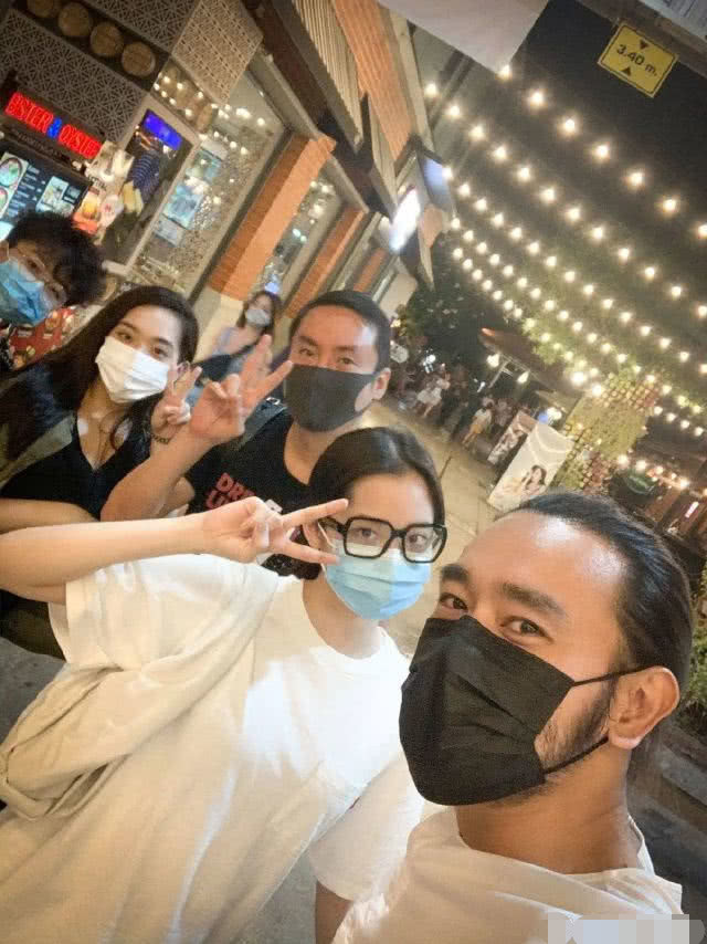 69岁陈百祥从曼谷飞香港,不戴口罩大声说话口沫