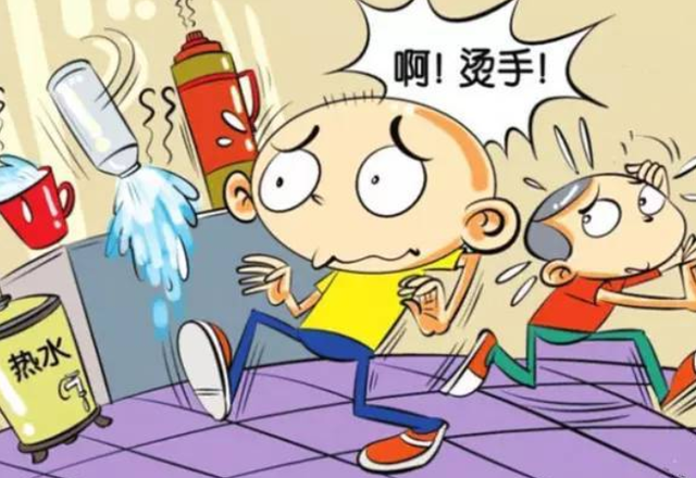 孩子被开水烫伤，先脱衣服还是先冲水？第一步做不对，伤势更严重