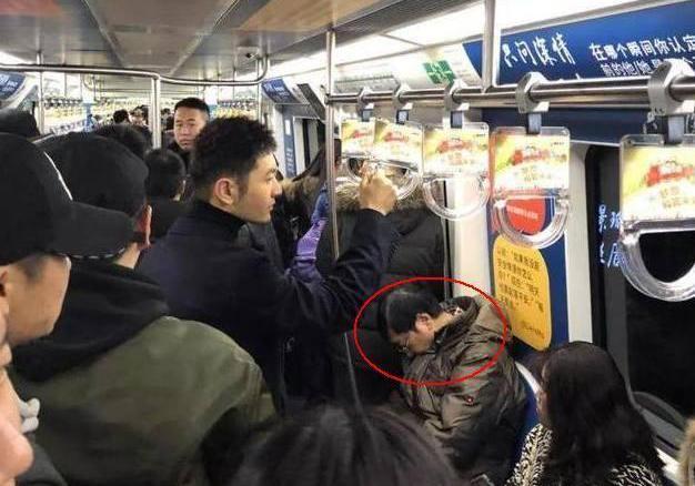 太尴尬!黄晓明现实中乘地铁，乘客无一人相识，