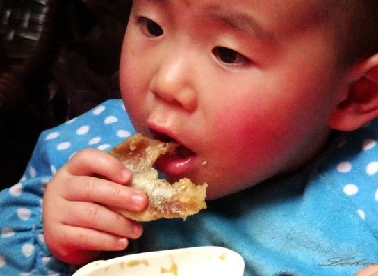 「孩子」家长少对孩子做4件事，易伤脾胃还不发育医生劝诫：娃在睡觉前