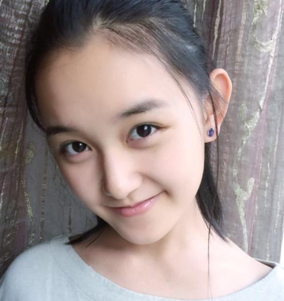 蒋依依去报名时被记者逮住，采访时显得落落大