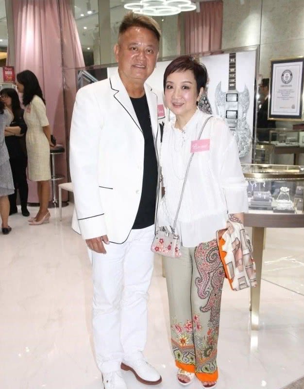 69岁陈百祥从曼谷飞香港,不戴口罩大声说话口沫