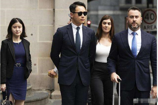 激动！高云翔听到宣判后朝台下比“耶”，出门