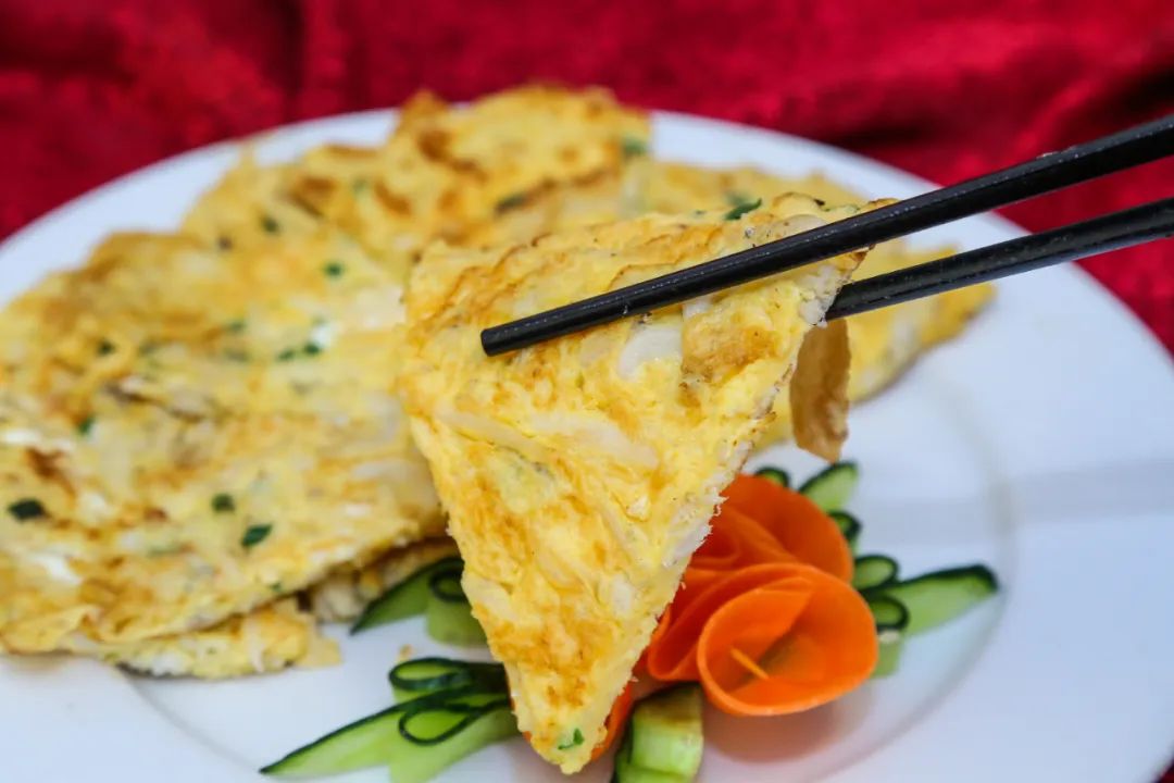 这样可以提升鱼肉的鲜味 肉质雪白嫩滑,鲜美十足 白饭鱼煎蛋底薄且嫩