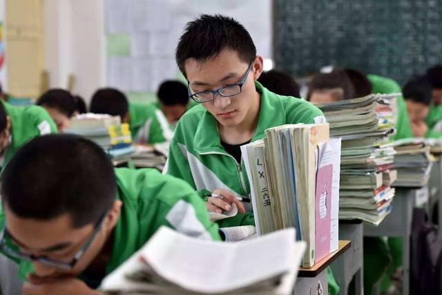 这一考试时间推迟，考生们很庆幸，高考推迟的可能性加大了（最新发布）