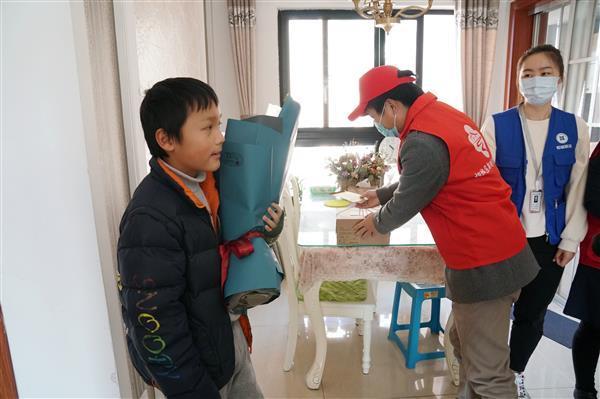 社区工作人员为卢明轩过生日