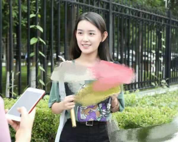蒋依依去报名时被记者逮住，采访时显得落落大