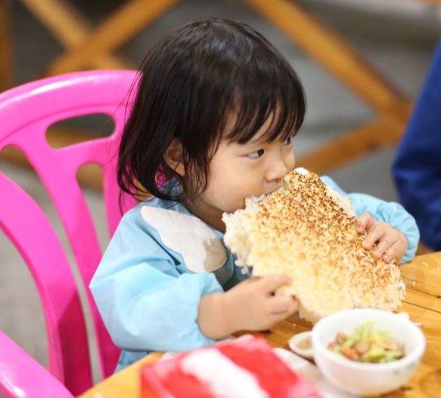 『孩子』表面上很好，却悄悄偷走孩子健康，劝告家长：别再买了4种食物